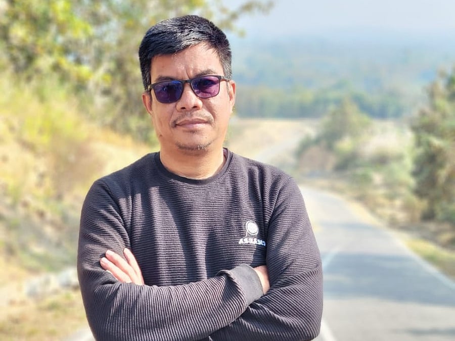 মাঠে অনুশীলনে গিয়ে বুকে ব্যথা, ঋতুপর্ণা–মনিকাদের ‘প্রথম কোচ’