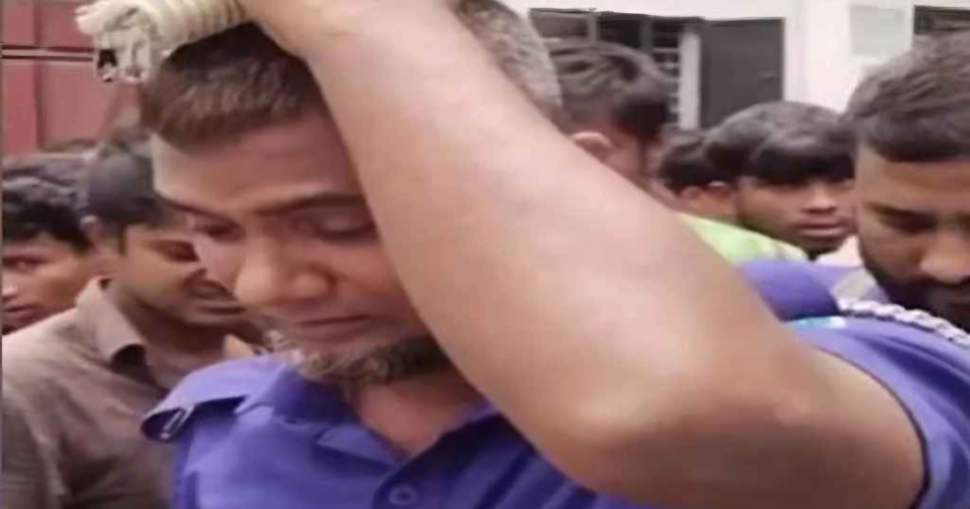 দুর্ঘটনাস্থলে গিয়ে পুলিশ সদস্য দেখলেন