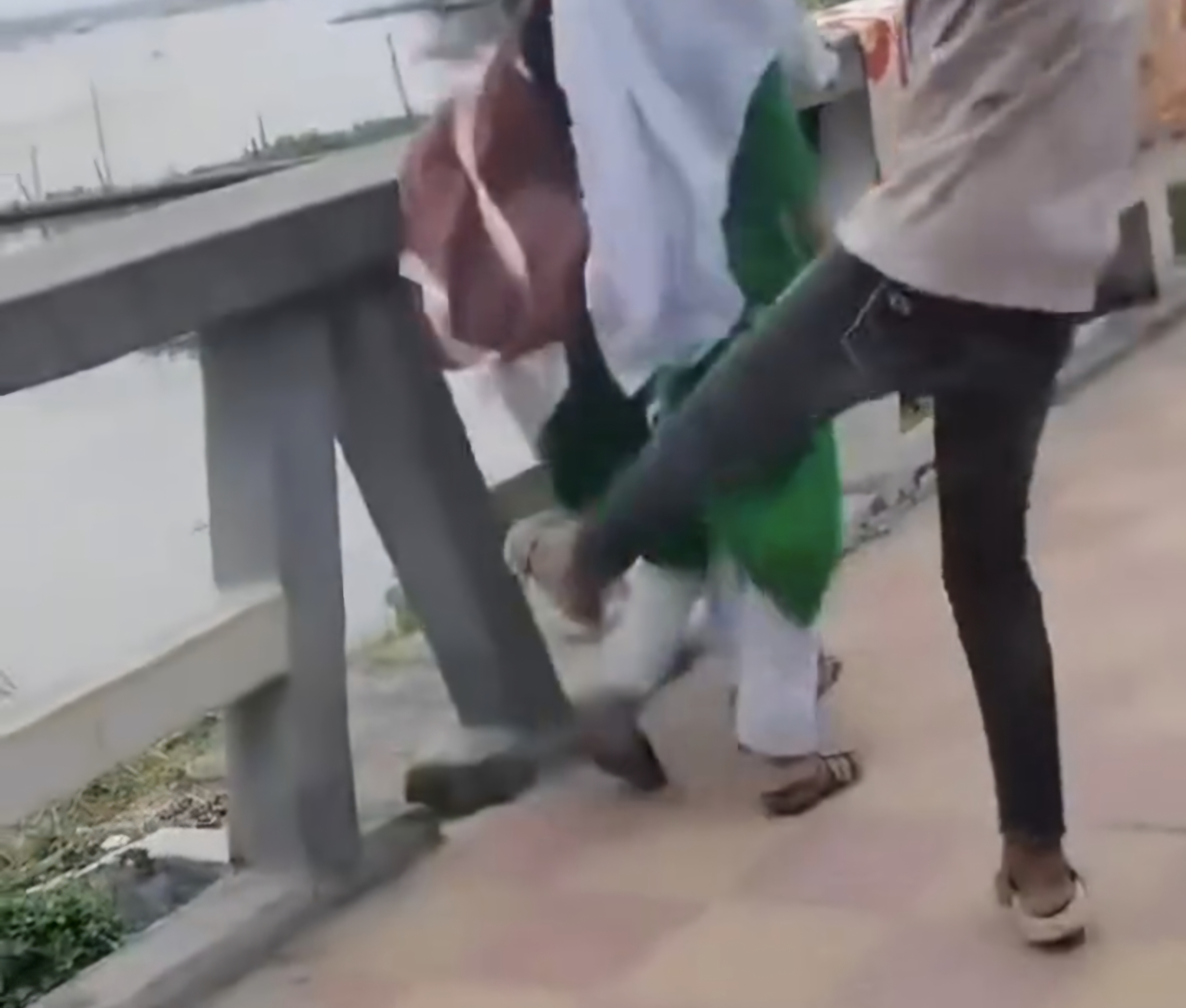 প্রেমিকাকে বখাটেপনার তথ্য দেয় স্কুলছাত্রীকে পরপর দুইবার লাথ