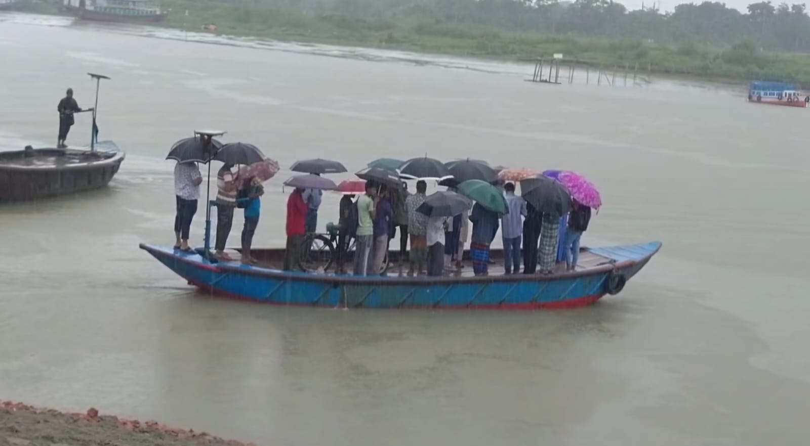 বঙ্গোপসাগরে লঘু চাপ, মোংলা সমুদ্র  বন্দরে ৩ নম্বর সংকেত