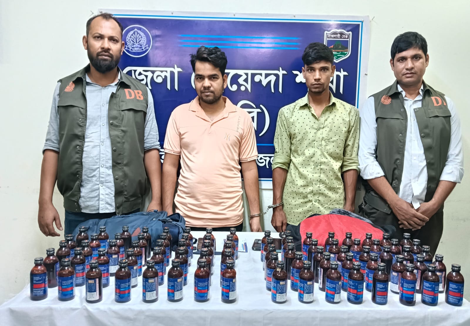 ডিবির অভিযানে ৮০ বোতল এস্কাফ সিরাপসহ দুইজন গ্রেপ্তার